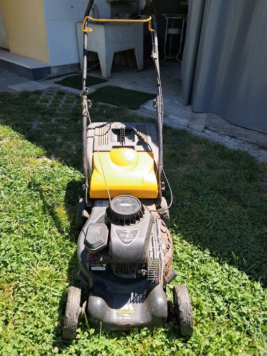Máquina de cortar relva