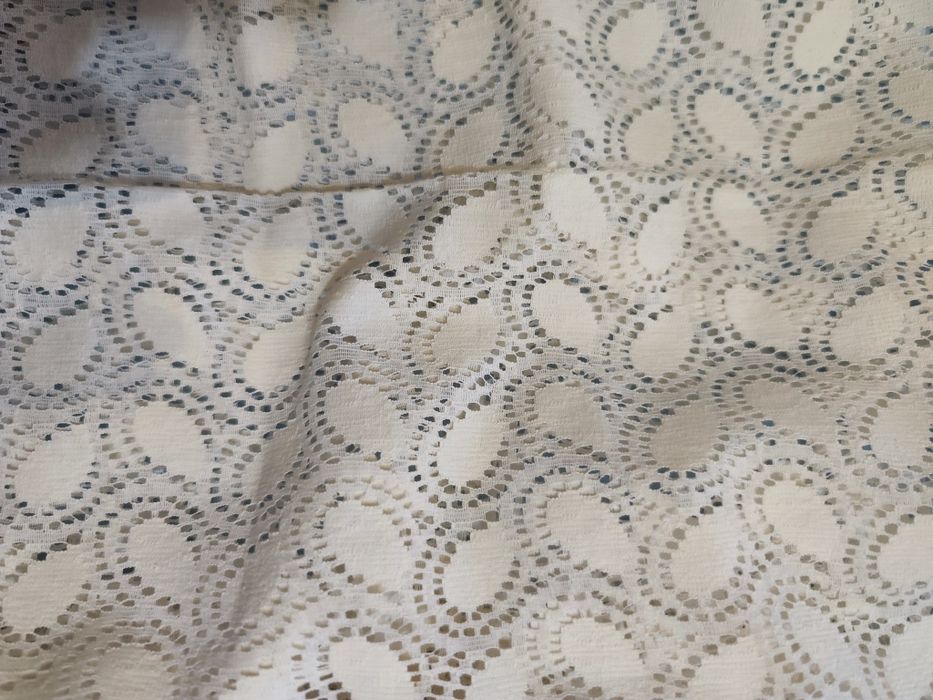 Tecido em renda branco padrão lágrimas ou ilhós. Ideal para artesanato.