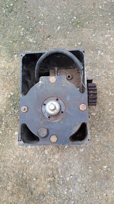 Motor de portão automático com avaria