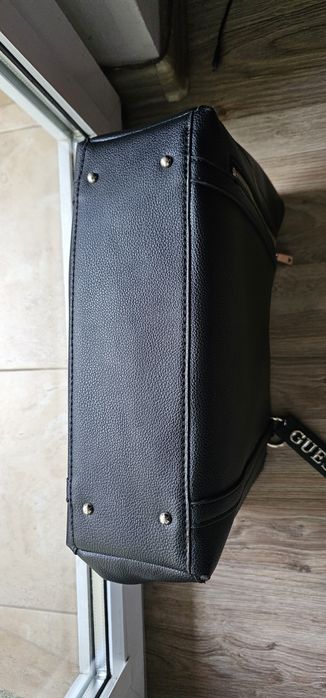 Torebka damska Guess stan widoczny na zdjęciach