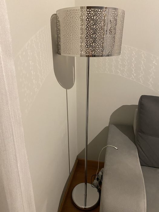 Candeeiro de pé prateado