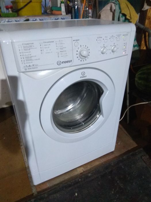 Продам стиральную машинку Indesit.