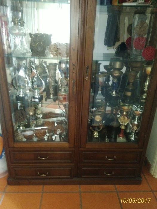 Cristaleira toda em madeira e castanho