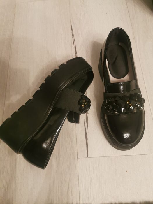 Półbuty na wysokiej podeszwie z koralikami