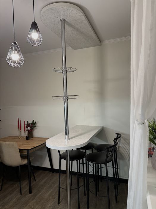 Барная стойка и барные стулья