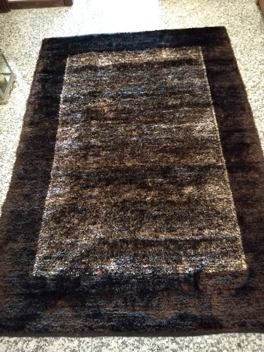 Carpete tons de castanho escuro