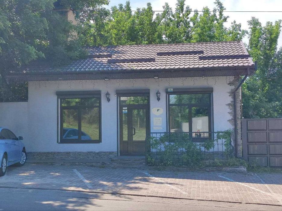 Сдам в аренду магазин. Отдельно стоящее здание. Метро киевская.