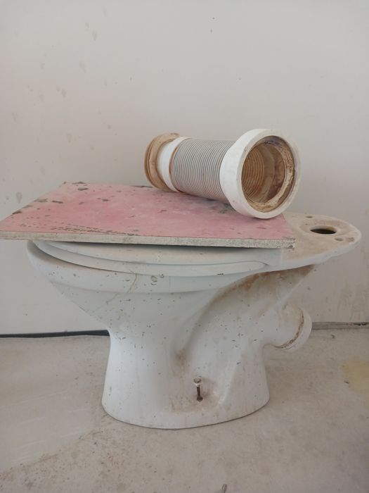 Будівельний унітаз з гофрою і кришкою