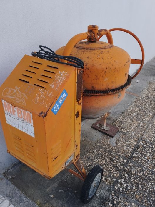 Betoneira elétrica 160l