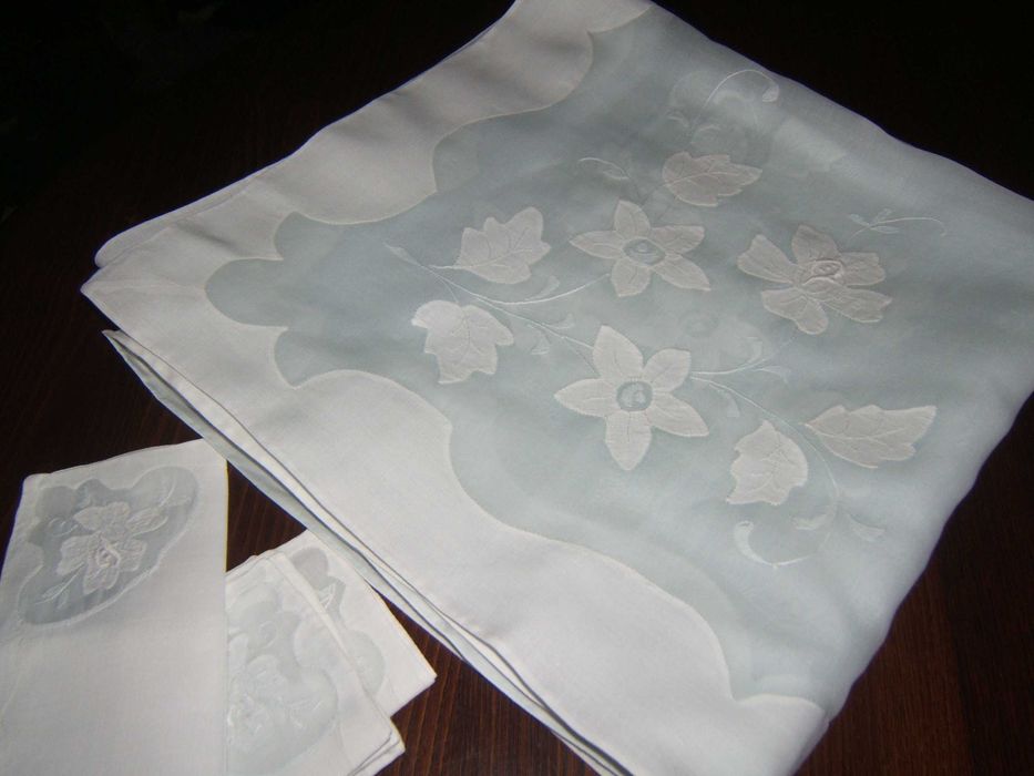 Toalha da Madeira em linho e organdi bordada