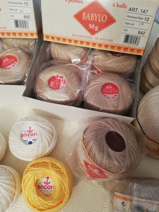 Bobine e novelos de linhas para costura e agulhas de tricot