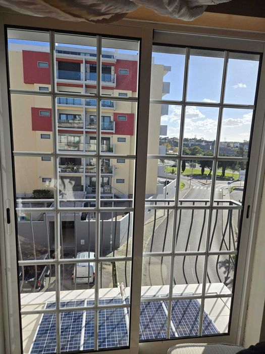 Janelas e porta em alumínio branco em bom estado