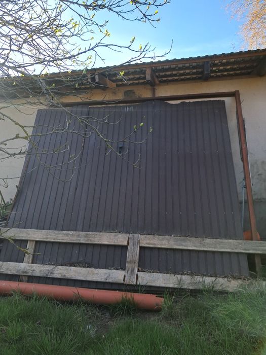 Drzwi garażowe,duże.
