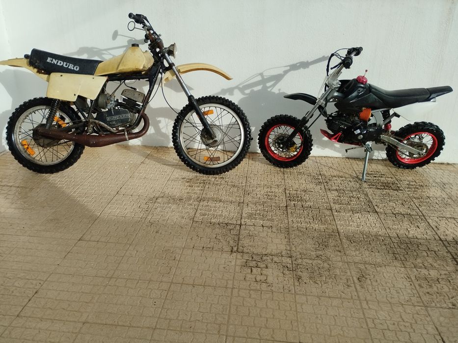 Duas motos adulto e adolescente/criança