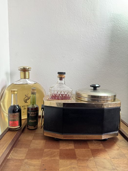 Mini bar antigo. Fabrico japonês