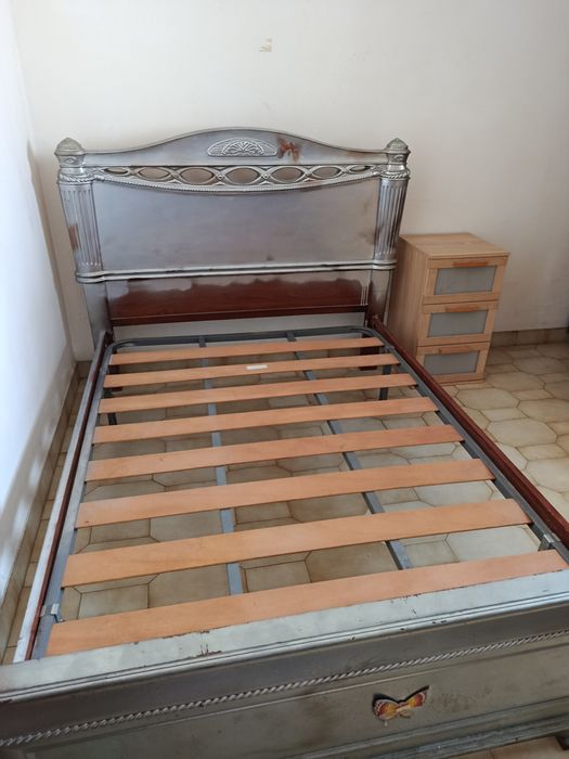 Cama com estrado e móvel com gavetas