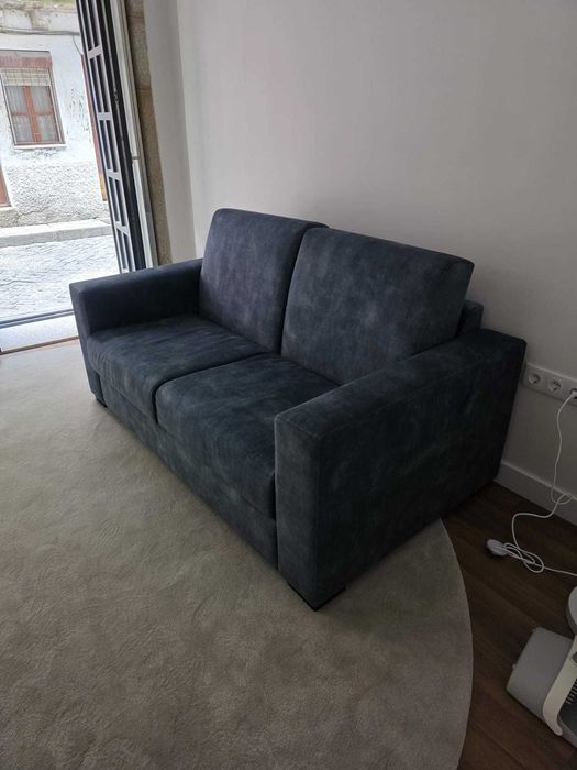 Sofa em tecido azul