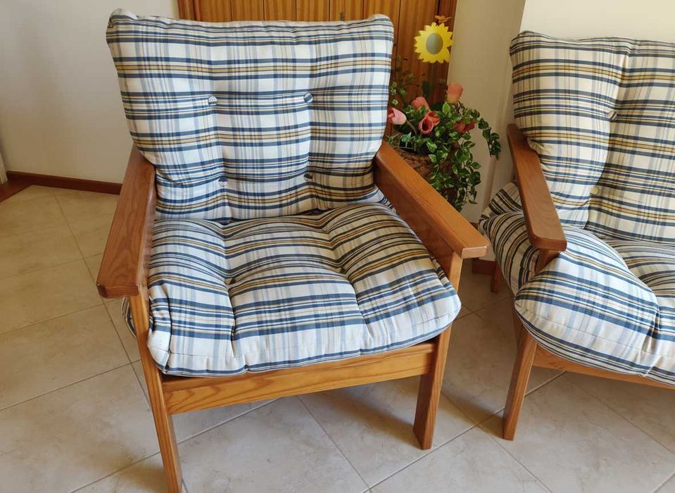 Conjunto Sofá 3 Lugares + Poltrona em Madeira + Almofadões