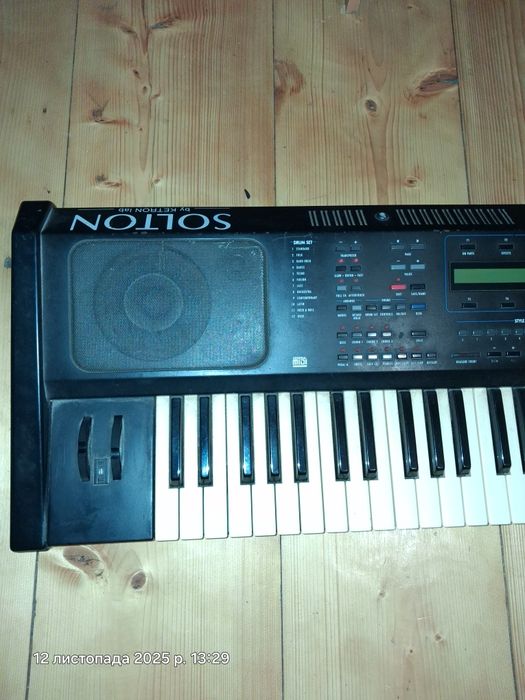 Синтезатор Ketron Solton MS 60 у робочому стані.