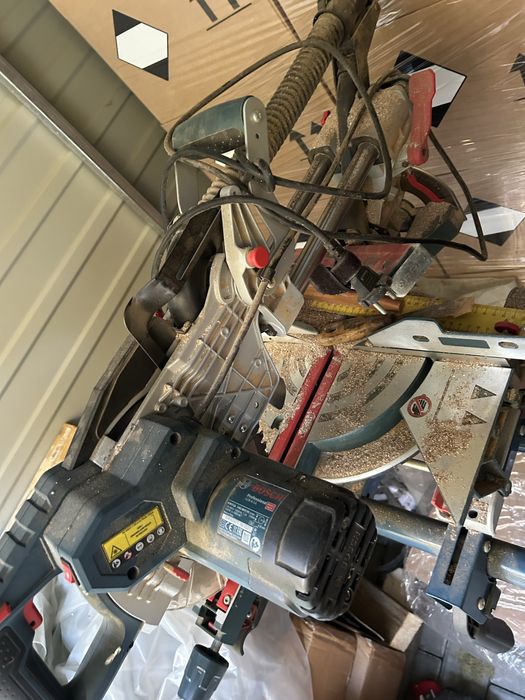 Ukosnica Bosch + stol GCM8