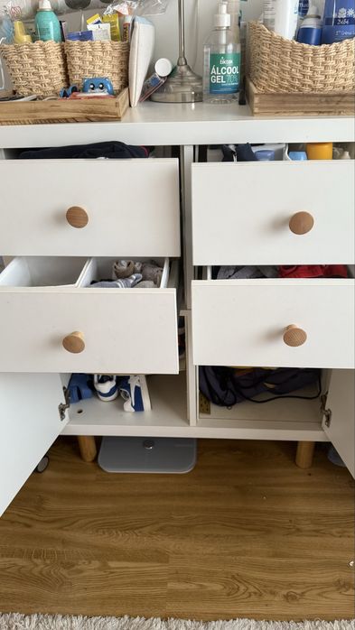 Cómoda ikea branco com puxadores e pés