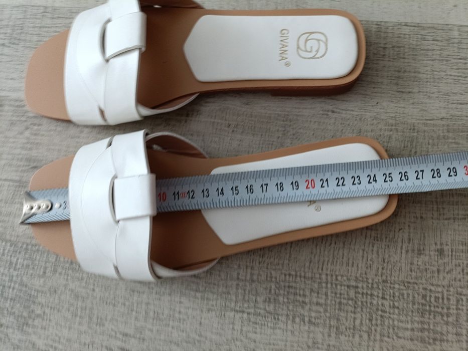 Białe letnie klapki