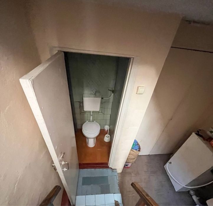 Продам два будинка на одному подвірʼї.