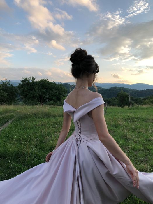 Атласне випускне плаття