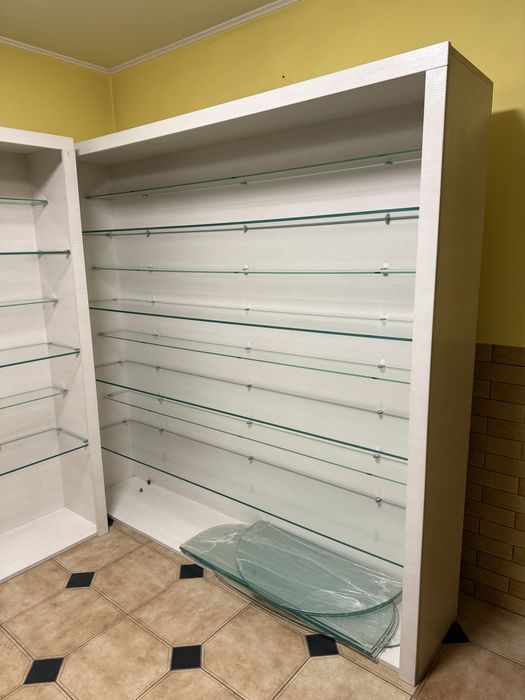 Продаються два стелажі з скляними полицями