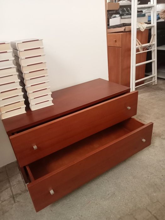 Móvel com duas gavetas