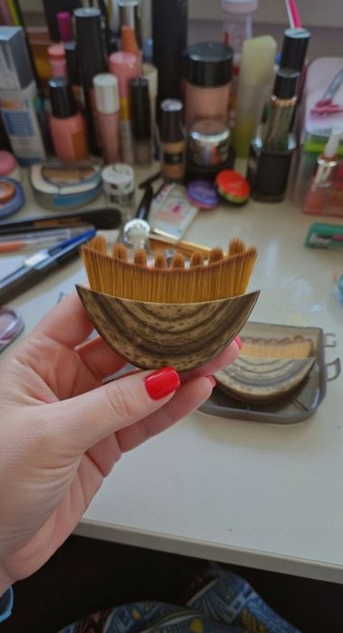 Viralowa sczotka do masażu twarzy limfa