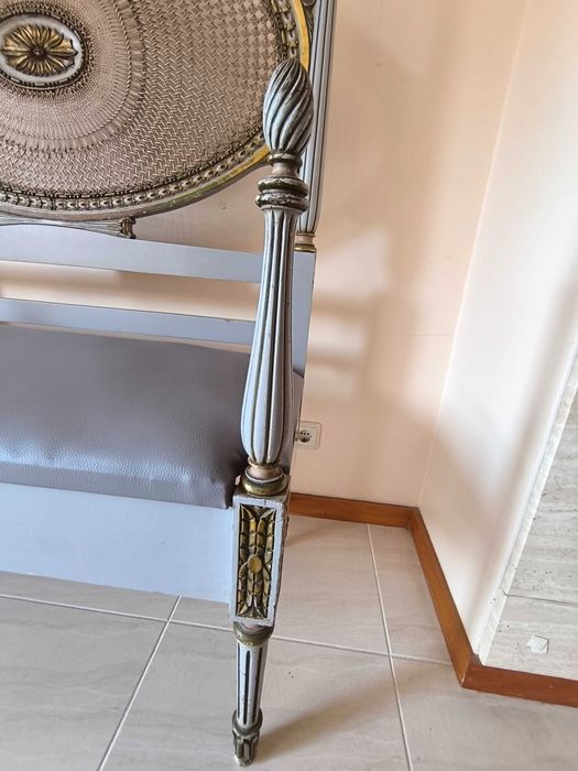 Banco modelo Luís XV cinza com talha dourada e Rattan