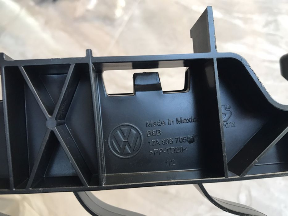 Кріплення переднього бампера центр джета 2019 р 1,4 бензин