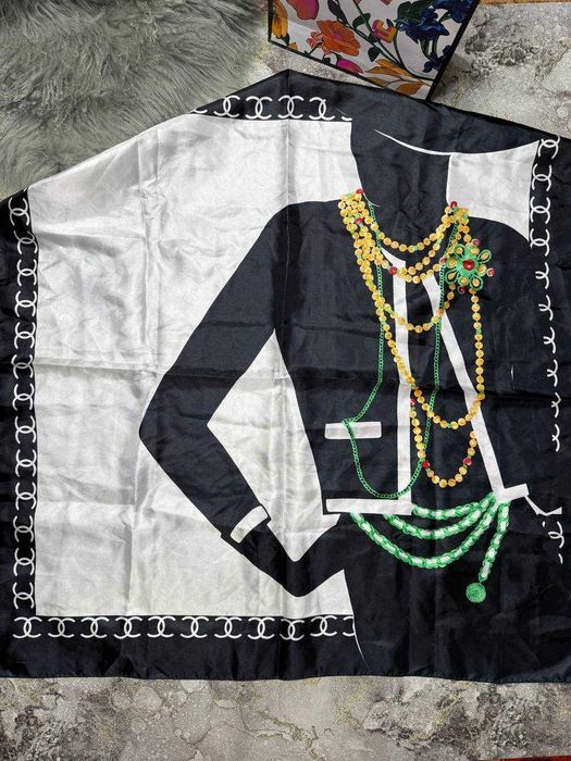 Вінтажна хустка  chanel "портрет коко з прикрасами" 80х рр.