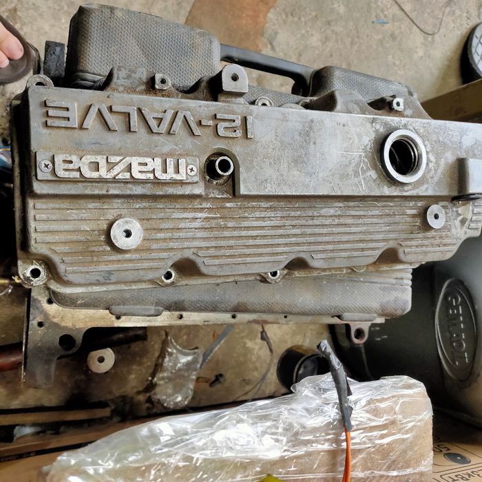 Клапанная  крышка F2 ,FE мотор 12 клапанов . mazda 626