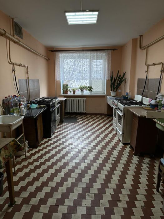 Кімната у гуртожитку з власною кухнею