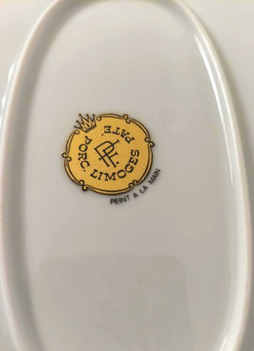 Bule com prato, em porcelana.