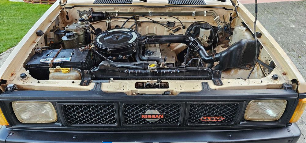 Nissan 4x4 caixa aberta direção assistida, três lugares