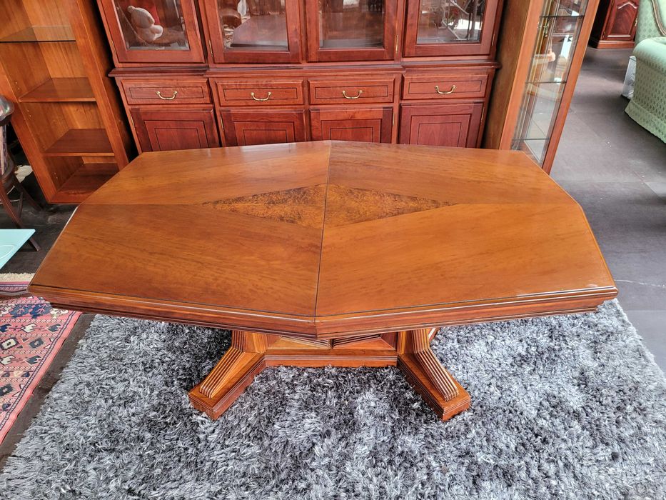 Wooden table – excellent condition – extendable – table only, chairs sold separately64584264358273120