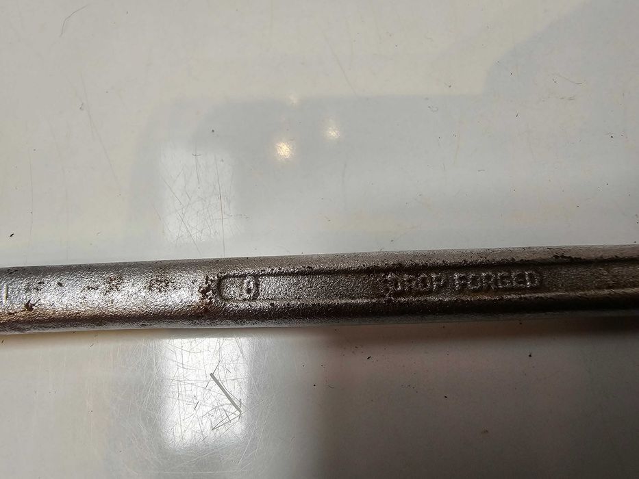 Metalowe narzędzia warsztatowe.