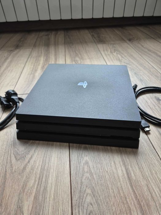 PlayStation 4 Pro 1Tb + 2 Pady ze stacją ładującą + 2x Move
