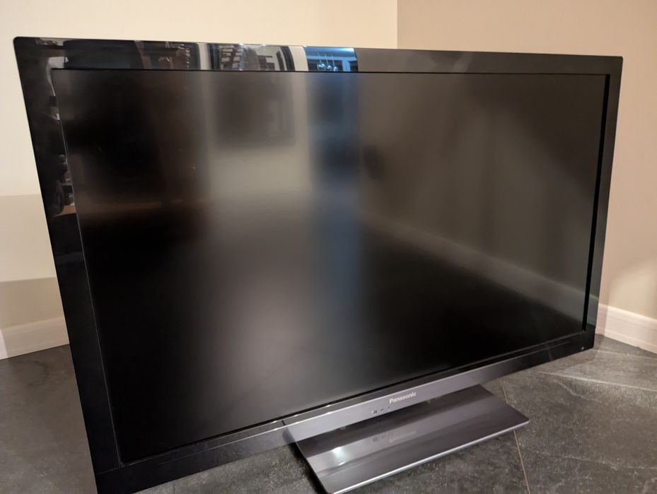 42- calowy telewizor Panasonic TX-L42E30E z dodatkowym wieszakiem .
