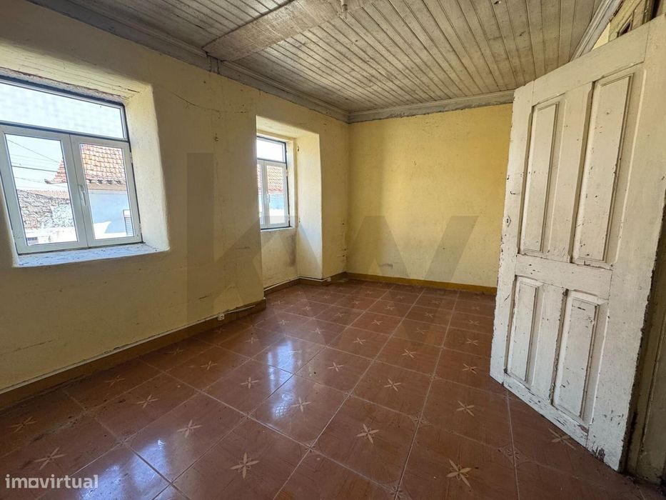 Moradia T3 para recuperar em Abrunhosa do Mato – Potencial e tranquili
