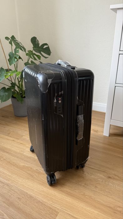 Walizka średniej wielkości, praktycznie jak nowa