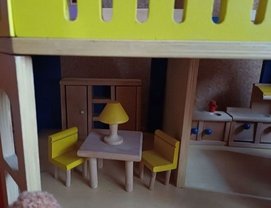 Casa de bonecas em madeira. Conjunto