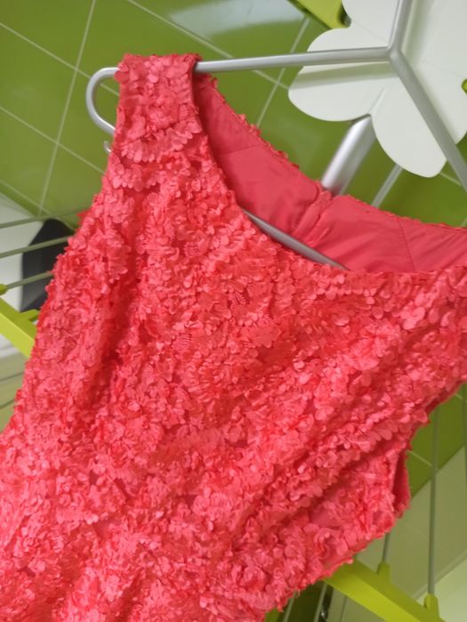 Śliczna malinowa sukienka dla dziewczynki