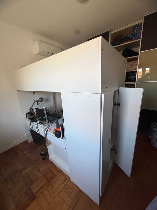 Cama Alta IKEA SMÅSTAD com Secretária de 4 gavetas e Roupeiro