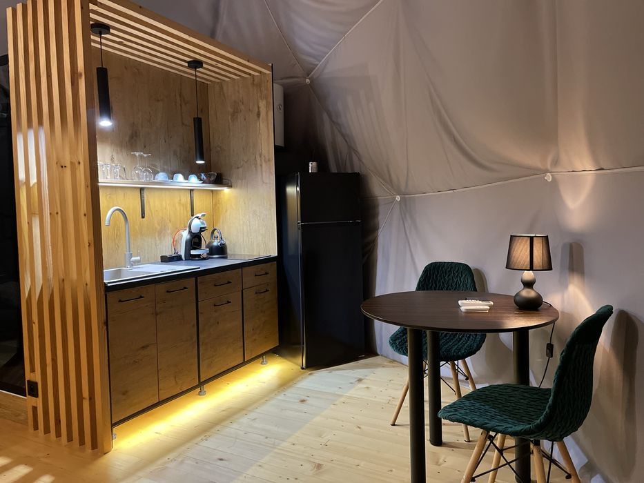 Namioty kopułowe glamping  z pełnym wyposażeniem