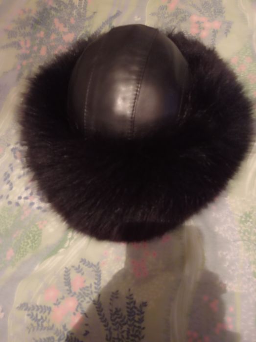 Кожаная шапка с мехом