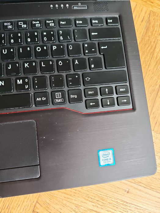 Ноутбук fujitsu lifebook u747 на запчастини або ремонт.